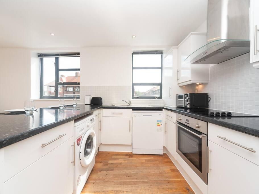 Bright & Modern 2-Bed Apartment In Vibrant East Лондон Экстерьер фото