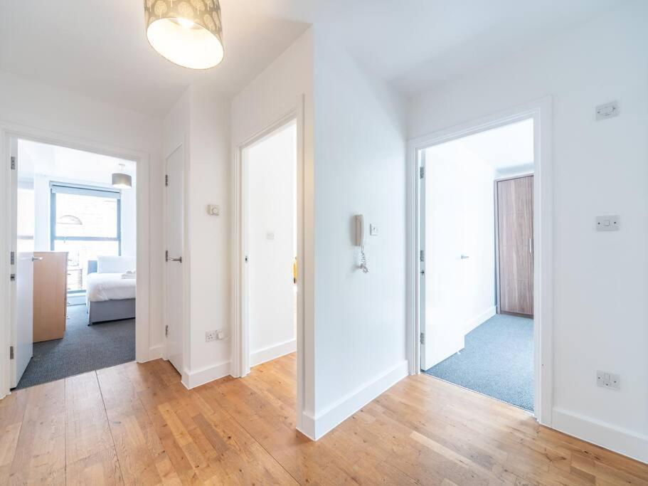 Bright & Modern 2-Bed Apartment In Vibrant East Лондон Экстерьер фото